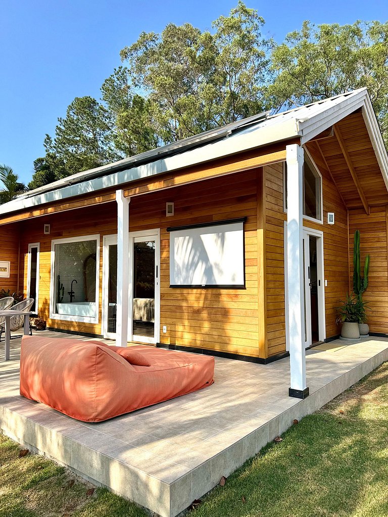 Cabana Boho | Banheira, Cinema e Rede Suspensa