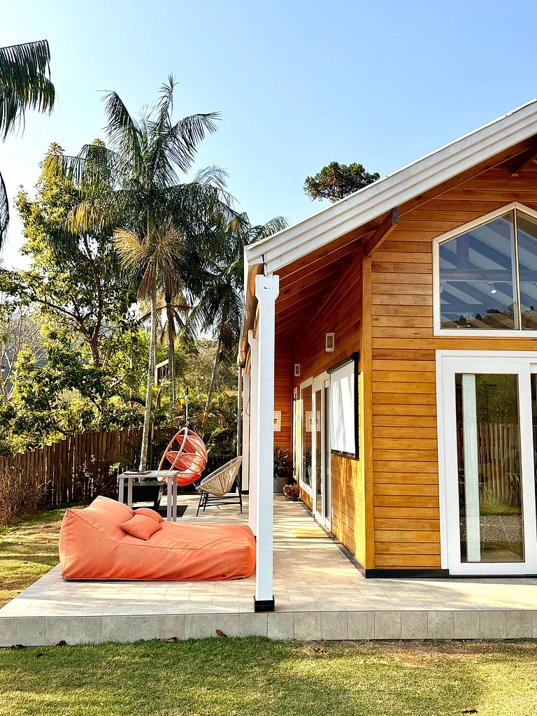 Cabana Boho | Banheira, Cinema e Rede Suspensa