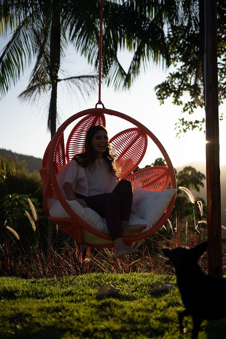 Cabana Boho | Banheira, Cinema e Rede Suspensa