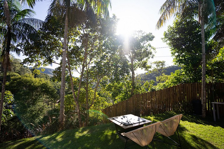 Cabana Boho | Banheira, Cinema e Rede Suspensa
