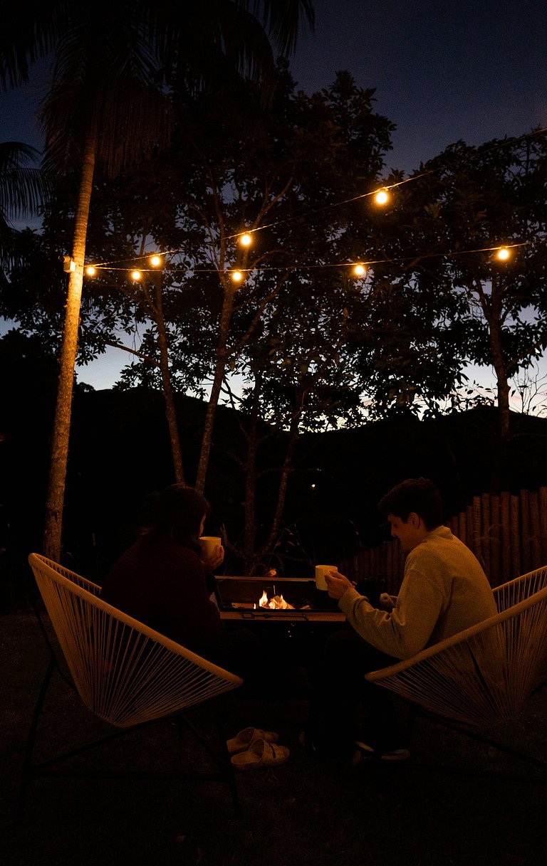 Cabana Boho | Banheira, Cinema e Rede Suspensa