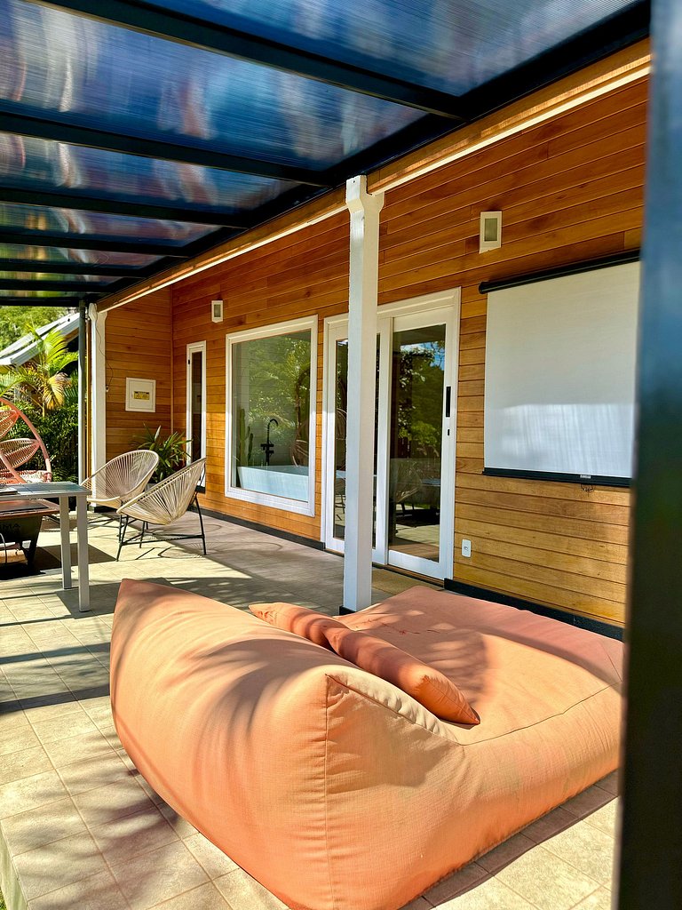 Cabana Boho | Banheira, Cinema e Rede Suspensa