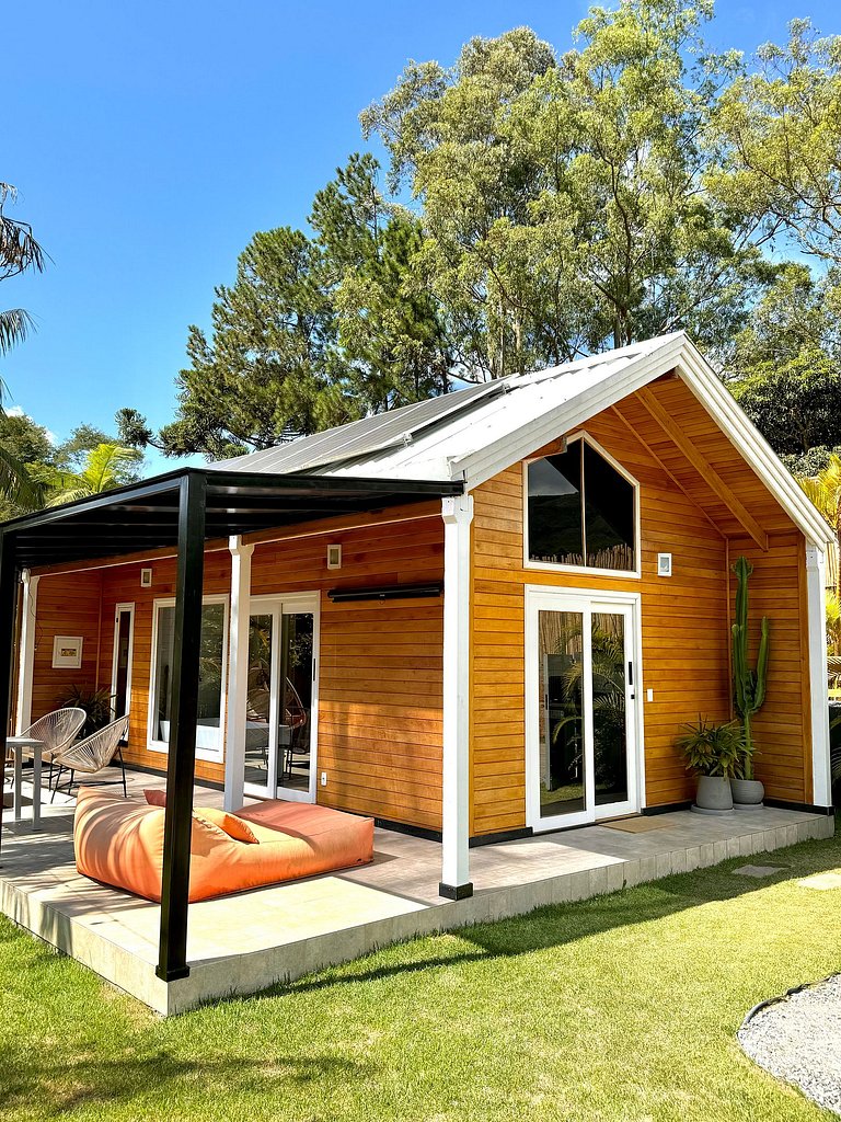 Cabana Boho | Banheira, Cinema e Rede Suspensa