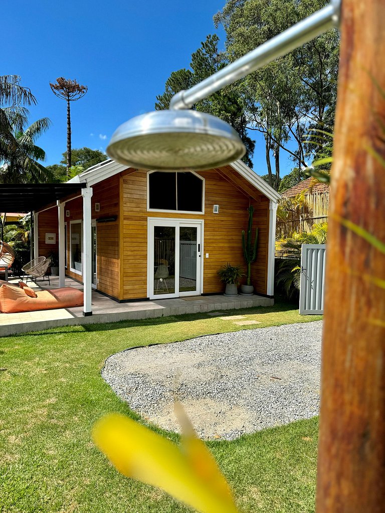 Cabana Boho | Banheira, Cinema e Rede Suspensa