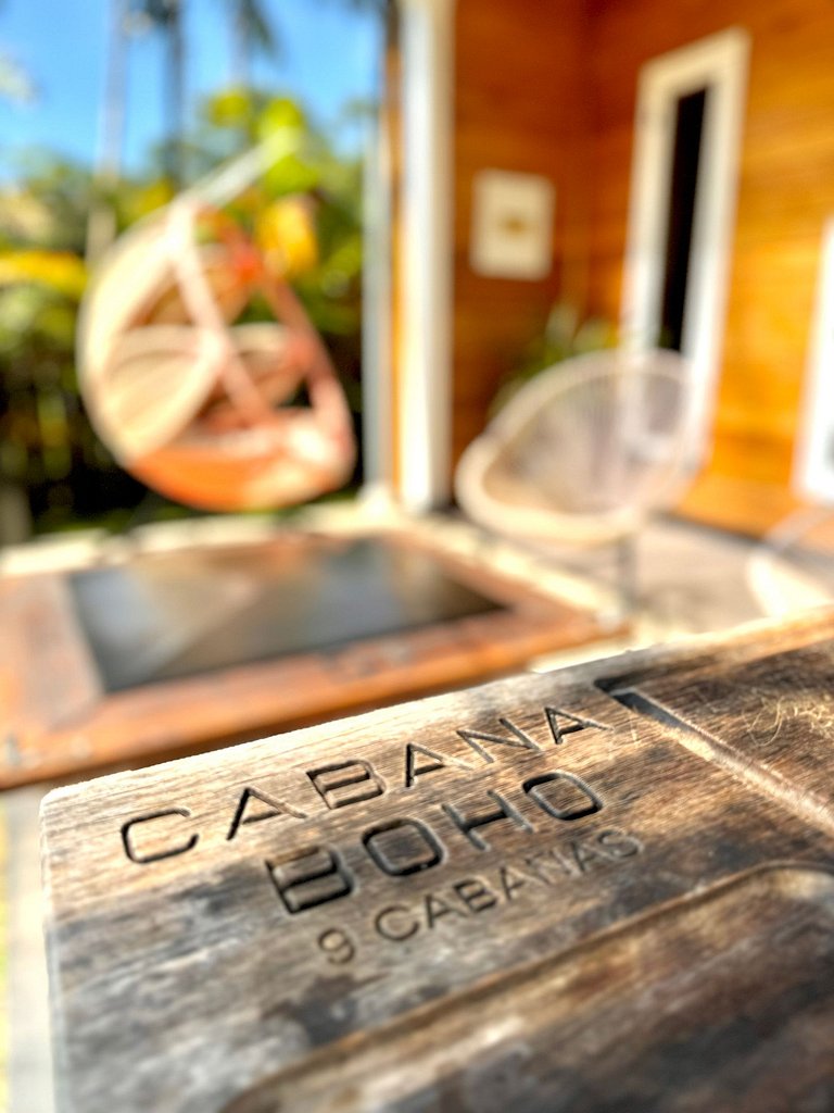 Cabana Boho | Banheira, Cinema e Rede Suspensa
